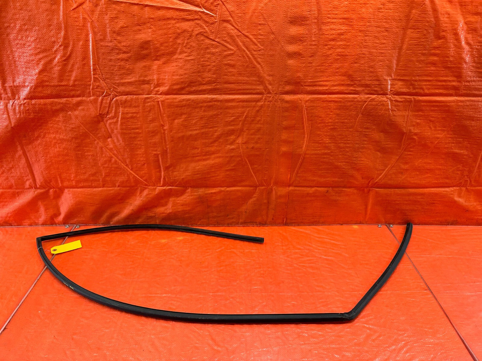 02 05 HONDA CIVIC SI EP3   PASSENGER RIGHT DOOR WINDOW GLASS RUN CHANNEL OEM 2308