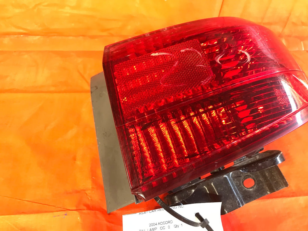 OEM 2004 04 HONDA ACCORD SEDAN PASSENGER RIGHT OUTER TAIL LIGHT LAMP   ALL RED1