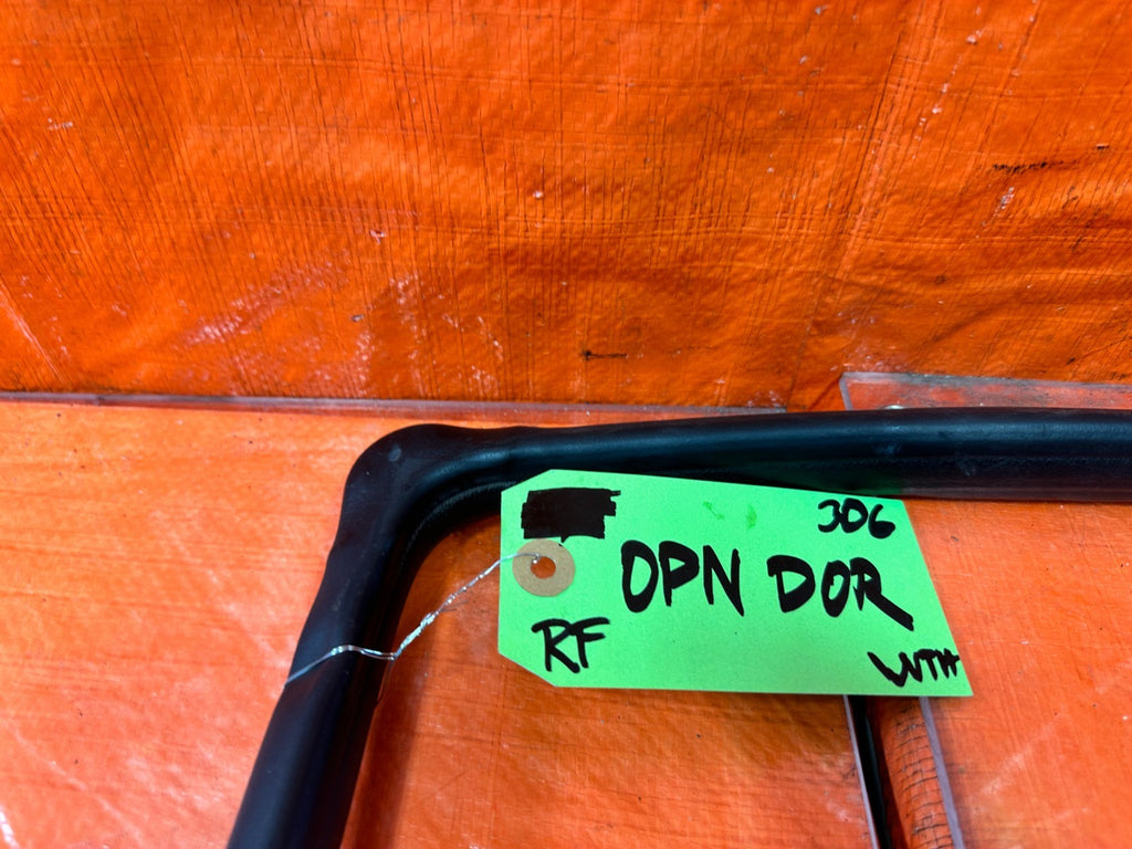 02 05 HONDA CIVIC SI EP3   CHASSIS TO DOOR OPEN TRIM WEATHER STRIP RIGHT OEM 3062