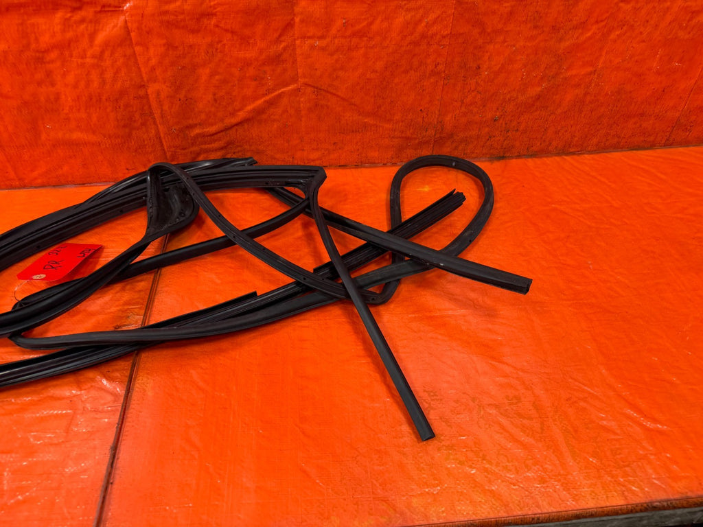 04 08 ACURA TSX   RIGHT REAR   WEATHER STRIP & RUN CHANNEL OEM 3221
