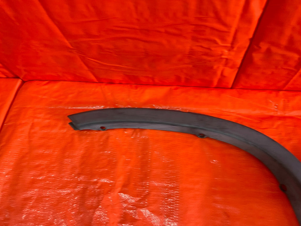 97 01 HONDA CR V CRV   PASSENGER RIGHT REAR   OVER FENDER TRIM PLASTIC   OEM OE6