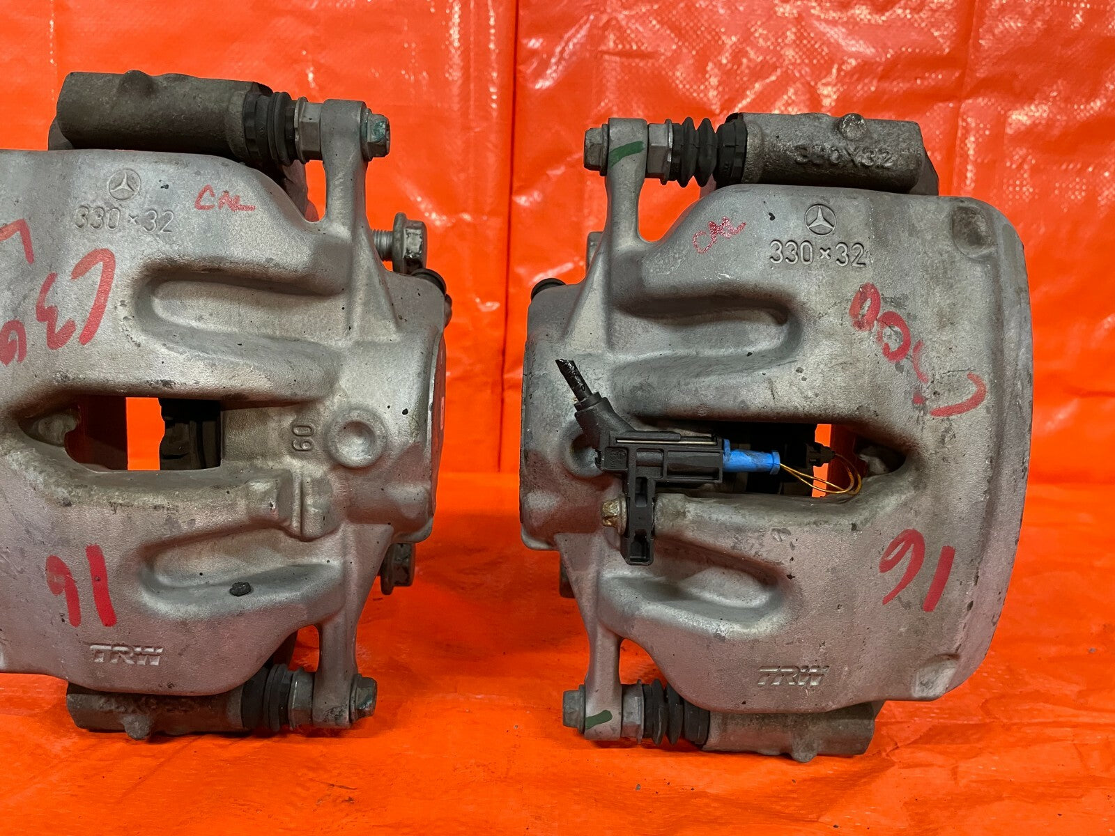 15 19 MERCEDES BENZ C300   FRONT BRAKE CALIPER SET CALIPERS   NON SPORT PKG OEM2