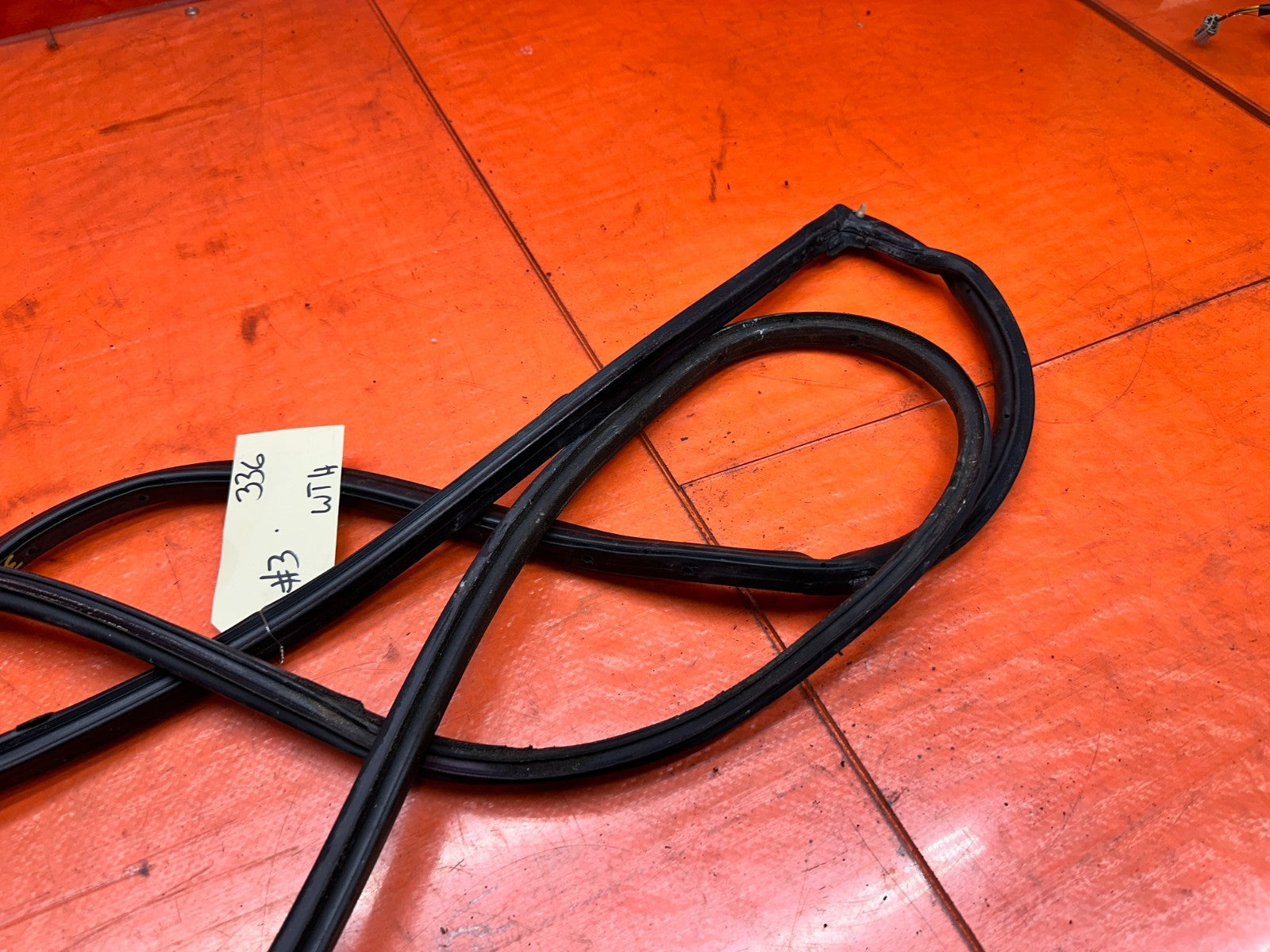 97 01 HONDA PRELUDE 2.2L DRIVER LEFT DOOR MOUNTED RUBBER WEATHER STRIP #33611