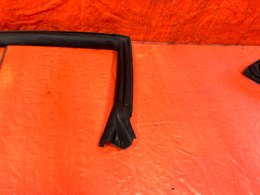 10-16 HYUNDAI GENESIS COUPE - DRIVER LEFT DOOR UPPER WEATHER STRIP SEAL OEM #3181