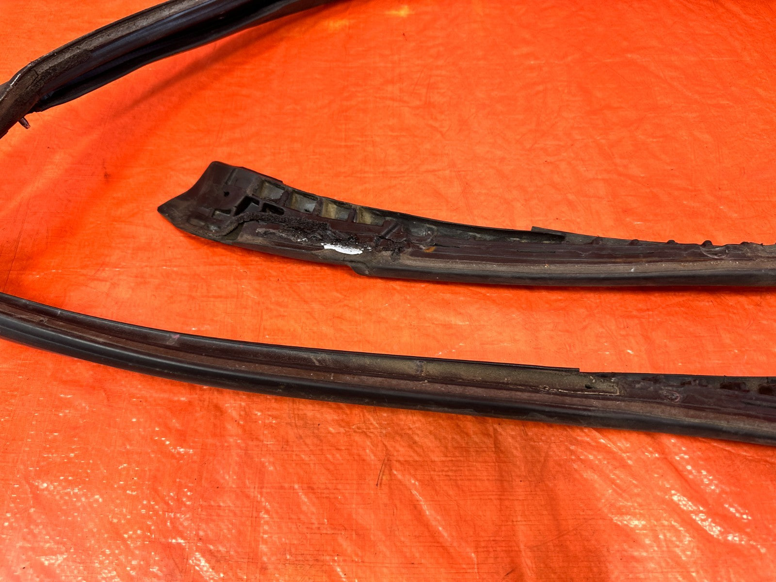 09 15 INFINITI G37 CONVERTIBLE   WINDSHIELD WEATHER STRIP   OEM FACTORY #3294