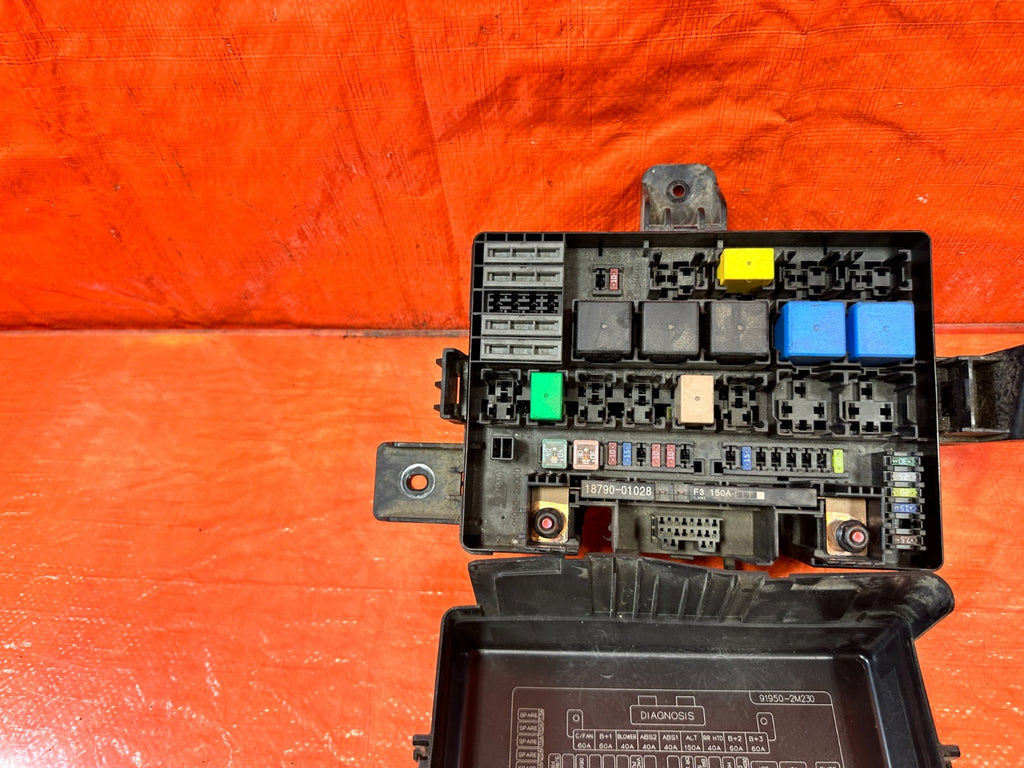 13 16 HYUNDAI GENESIS COUPE   EXTERIOR ENGINE BAY FUSE BOX   OEM 3266