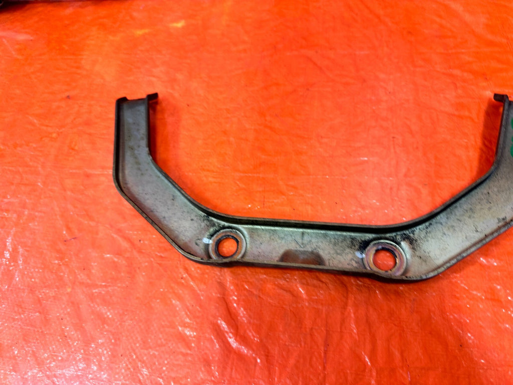 03 07 INFINITI G35 COUPE   EXHAUST MANIFOLD HEADER MOUNTING BRACKET   OEM 2983