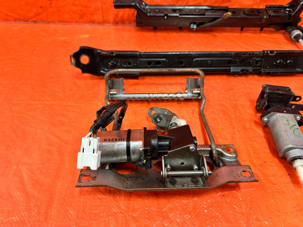 09 15 INFINITI G37 CONVERTIBLE   DRIVER LEFT SEAT RAIL WITH ALL MOTORS   OEM 3102