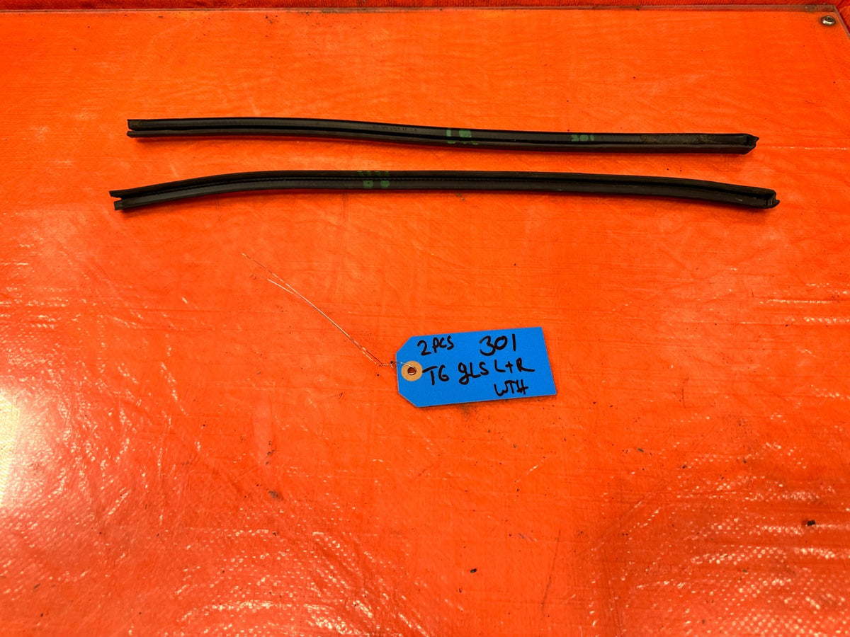 97-01 HONDA CR-V CRV - TAIL GATE GLASS WEATHER STRIP - OEM FACTORY #3016