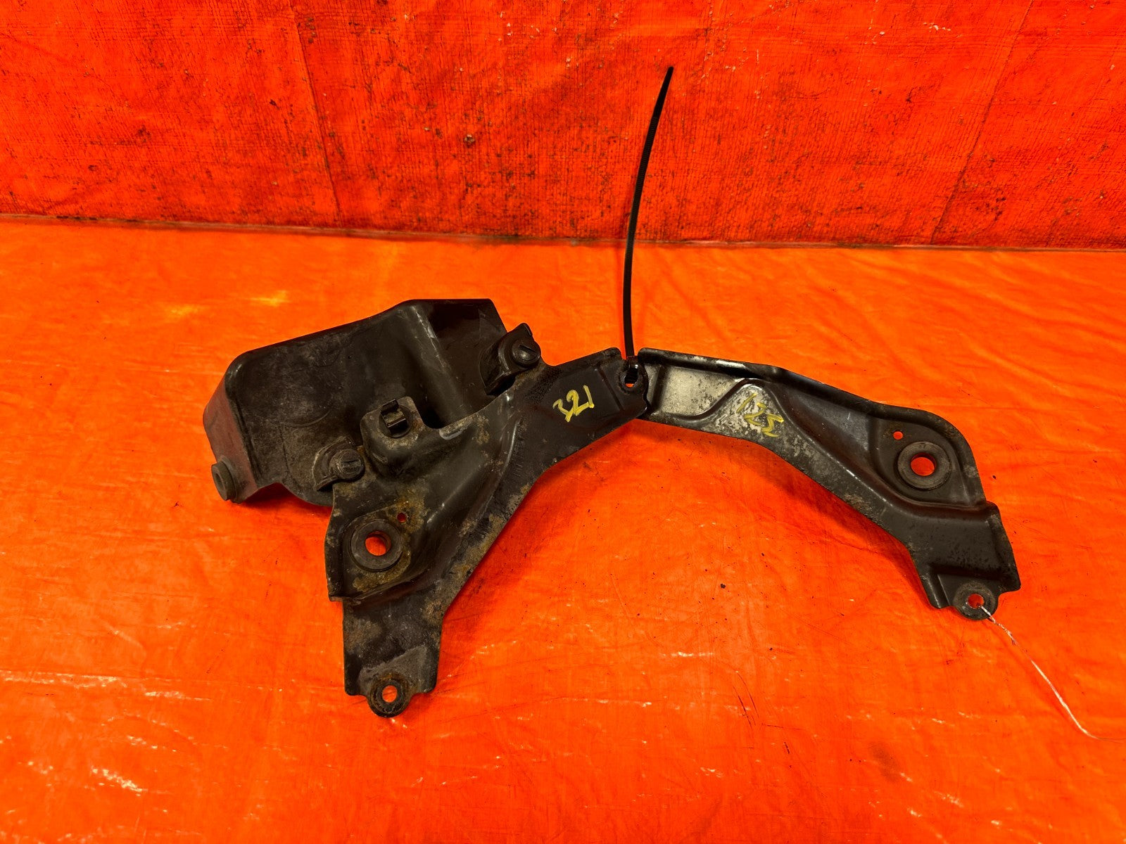 09 14 ACURA TSX   LEFT AND RIGHT RADIATOR SUPPORT BRACKETS   LH RH OEM #3211