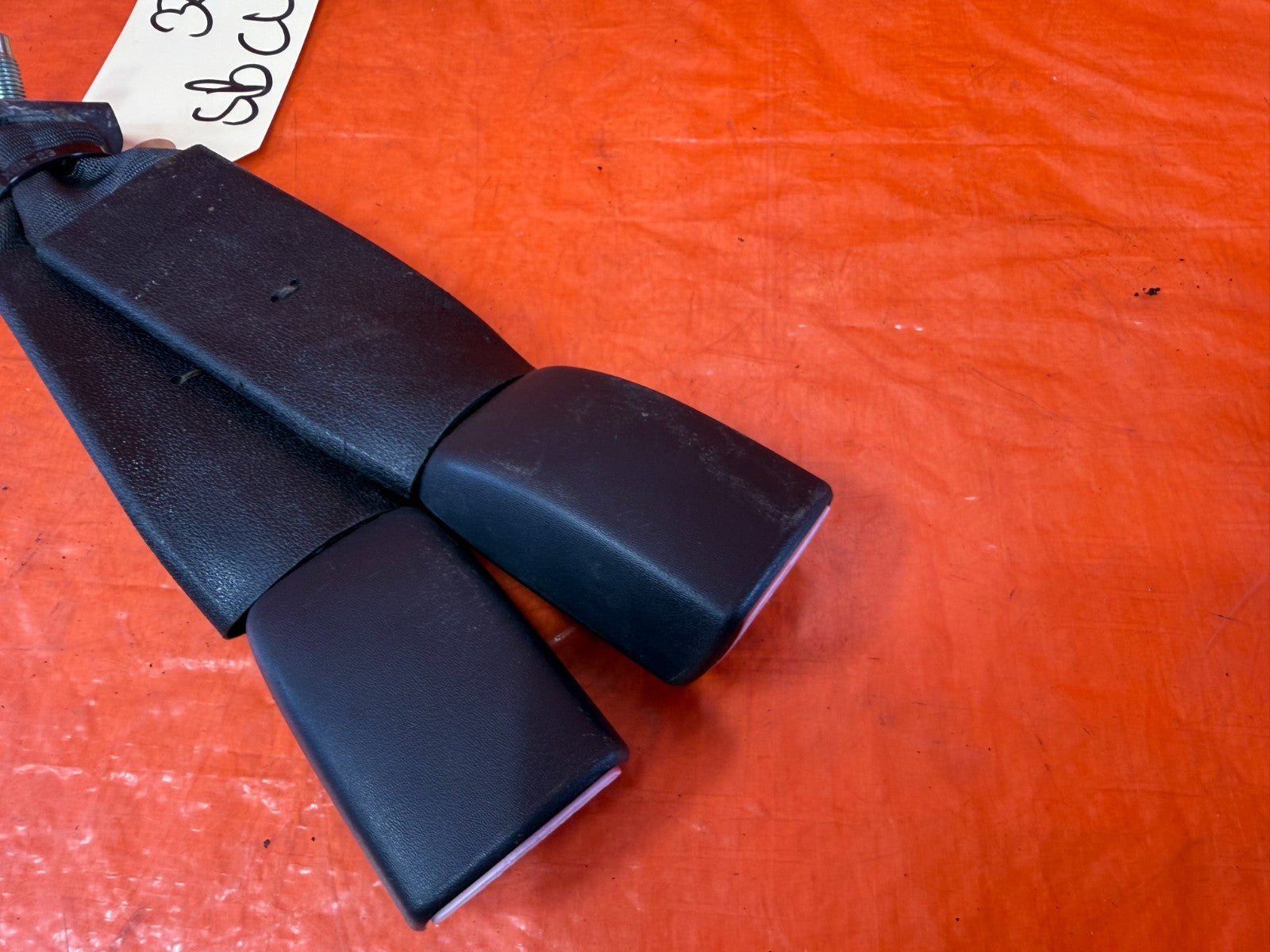 08 15 INFINITI G37 & Q60 COUPE   LEFT RIGHT REAR REAR SEAT BELT BUCKLE CLIP 3285