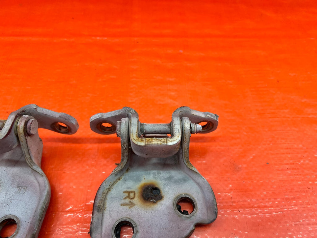 90 01 ACURA INTEGRA SEDAN   RIGHT FRONT DOOR HINGE SET   UPPER LOWER   OEM #1656