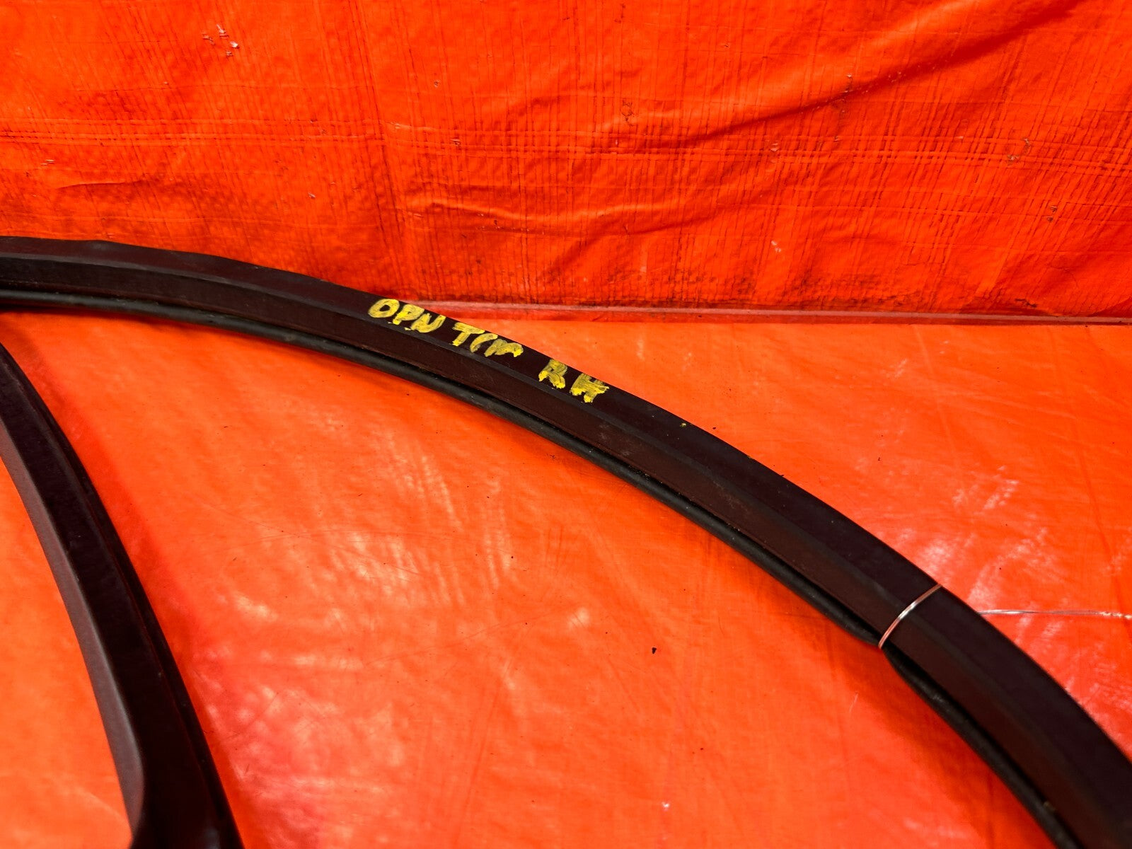 13 16 FRS   RIGHT DOOR TO CHASSIS WEATHER STRIP OPENING OEM #2933