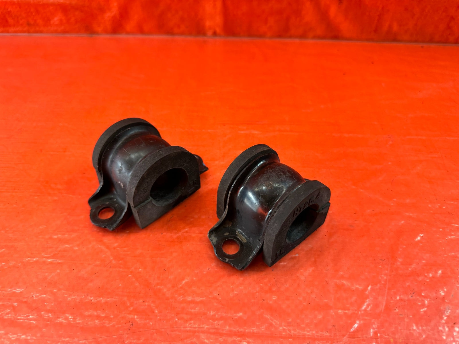 04 08 ACURA TSX   FRONT SWAY BAR BUSHINGS AND BRACKETS   OEM FACTORY #19610
