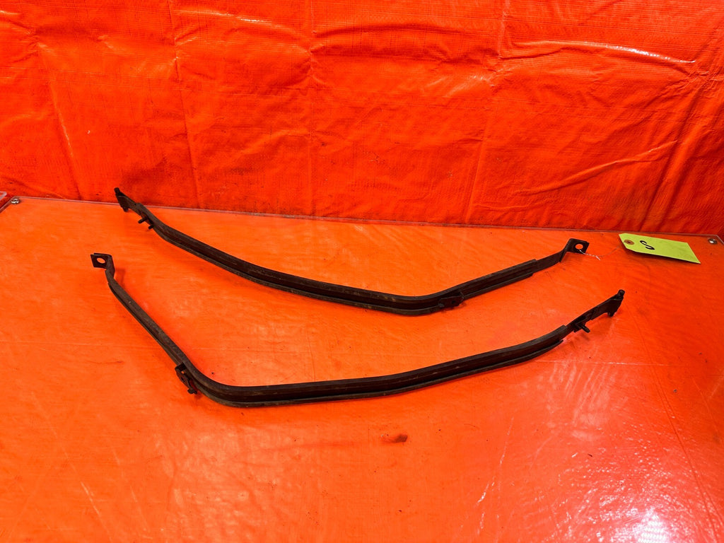 03 07 INFINITI G35 COUPE   GASOLINE GAS FUEL TANK STRAP SET STRAPS SUPPORTS 2981