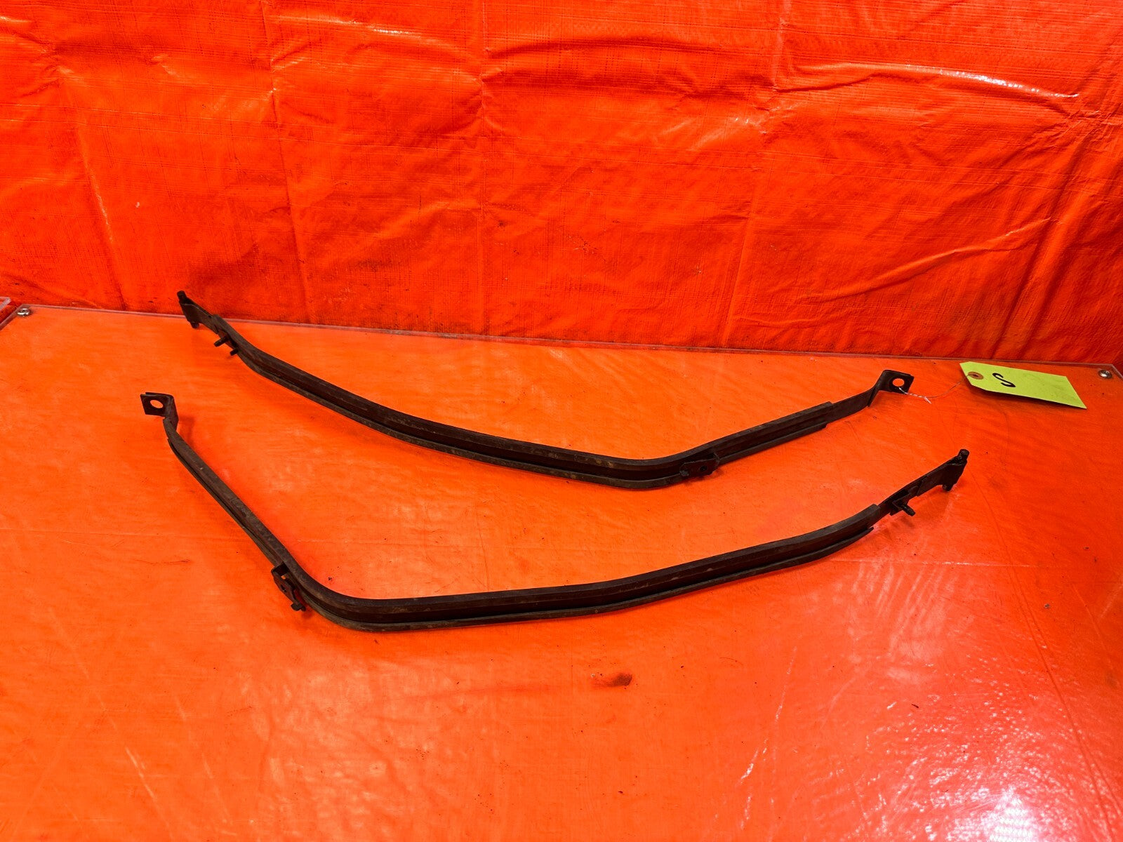 03 07 INFINITI G35 COUPE   GASOLINE GAS FUEL TANK STRAP SET STRAPS SUPPORTS 2981