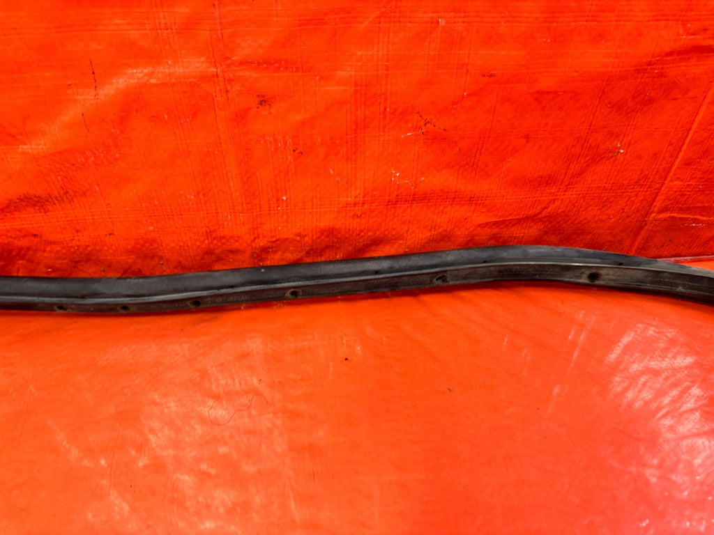 10 16 HYUNDAI GENESIS COUPE   DRIVER LEFT DOOR WEATHER STRIP RUBBER SEAL GASKET3