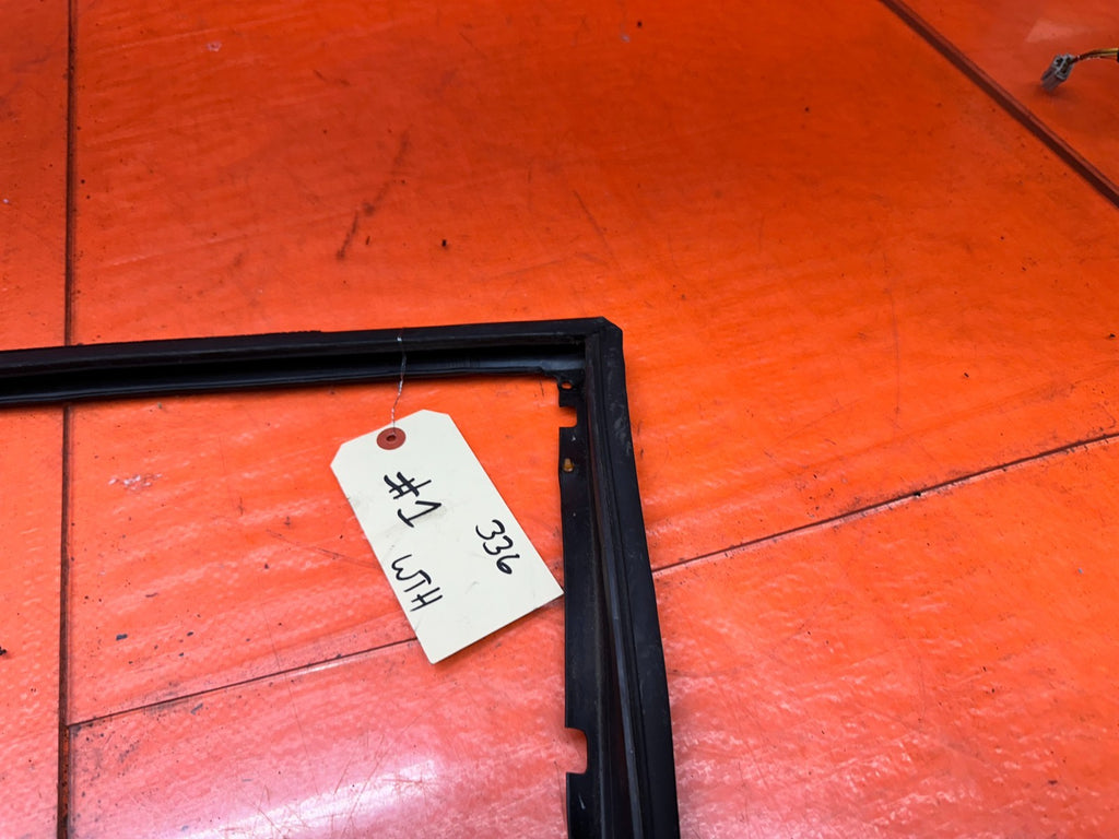 97 01 HONDA PRELUDE 2.2L DRIVER LEFT DOOR WINDOW GLASS MOUNTED SUB SEAL #3367
