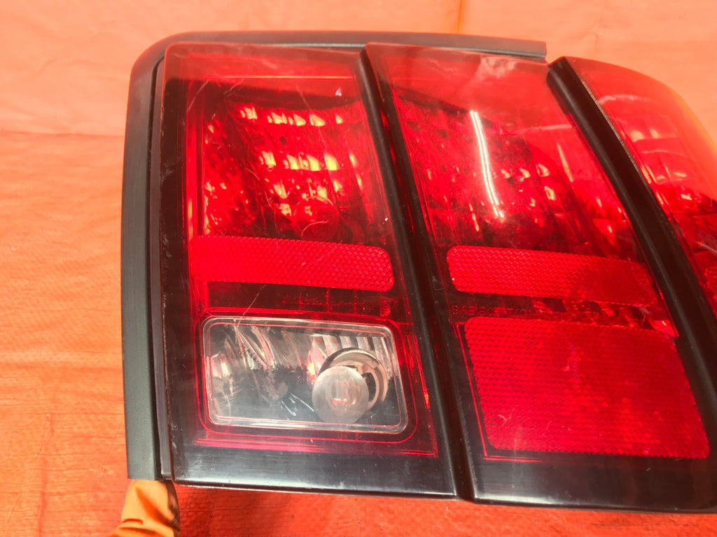 OEM 2004 04 FORD MUSTANG PASSENGER RIGHT TAIL LIGHT LAMP R RH    2