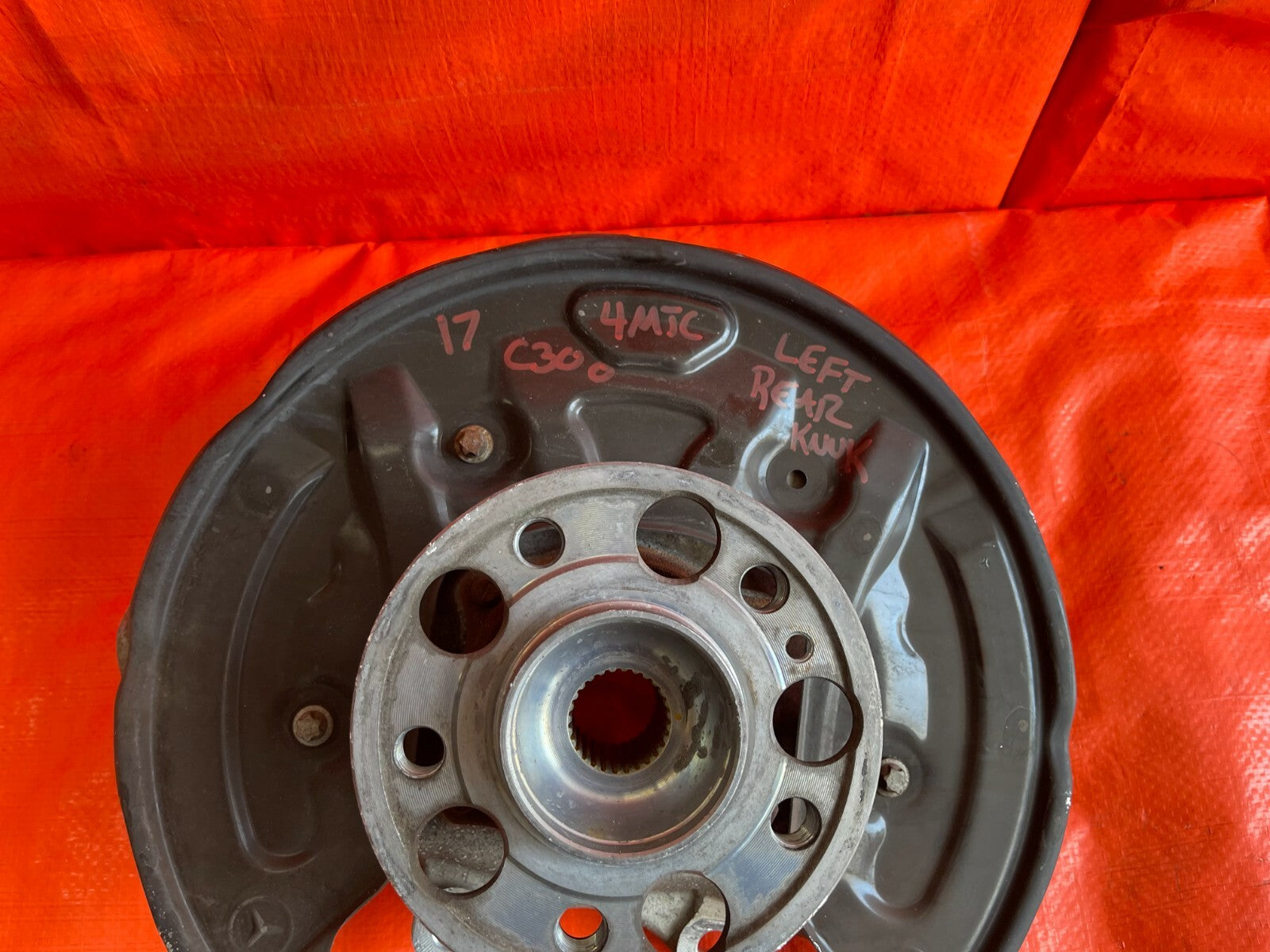 15 20 MERCEDES BENZ C300 W205 4MATIC / DRIVER LEFT REAR SPINDLE KNUCKLE HUB OEM 4