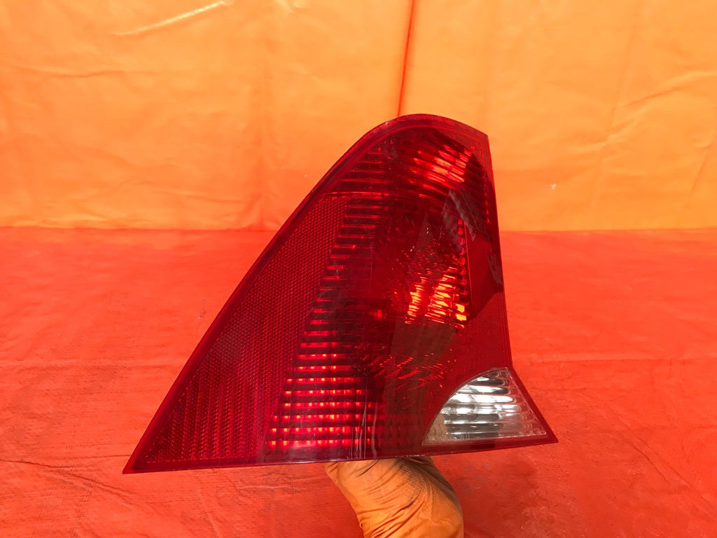 OEM 2005 2006 2007 FORD FOCUS SEDAN DRIVER LEFT TAIL LIGHT LAMP 05 06 076