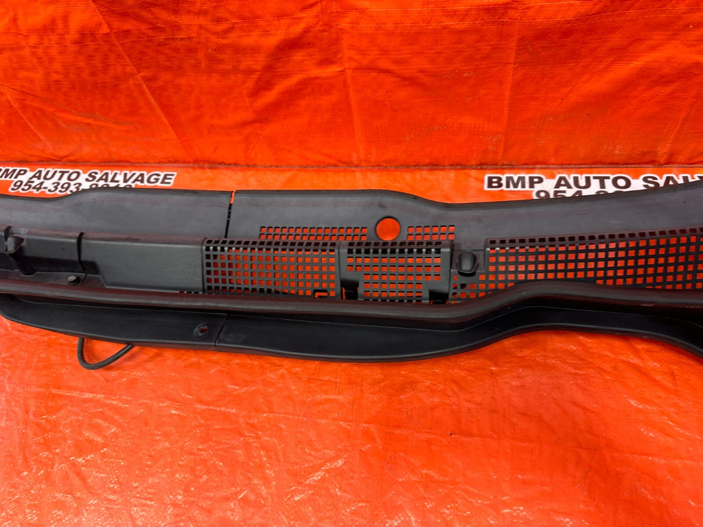 04 05 ACURA TSX   WINDSHIELD WIPER COWL TRIM PLASTIC   OEM FACTORY #2556