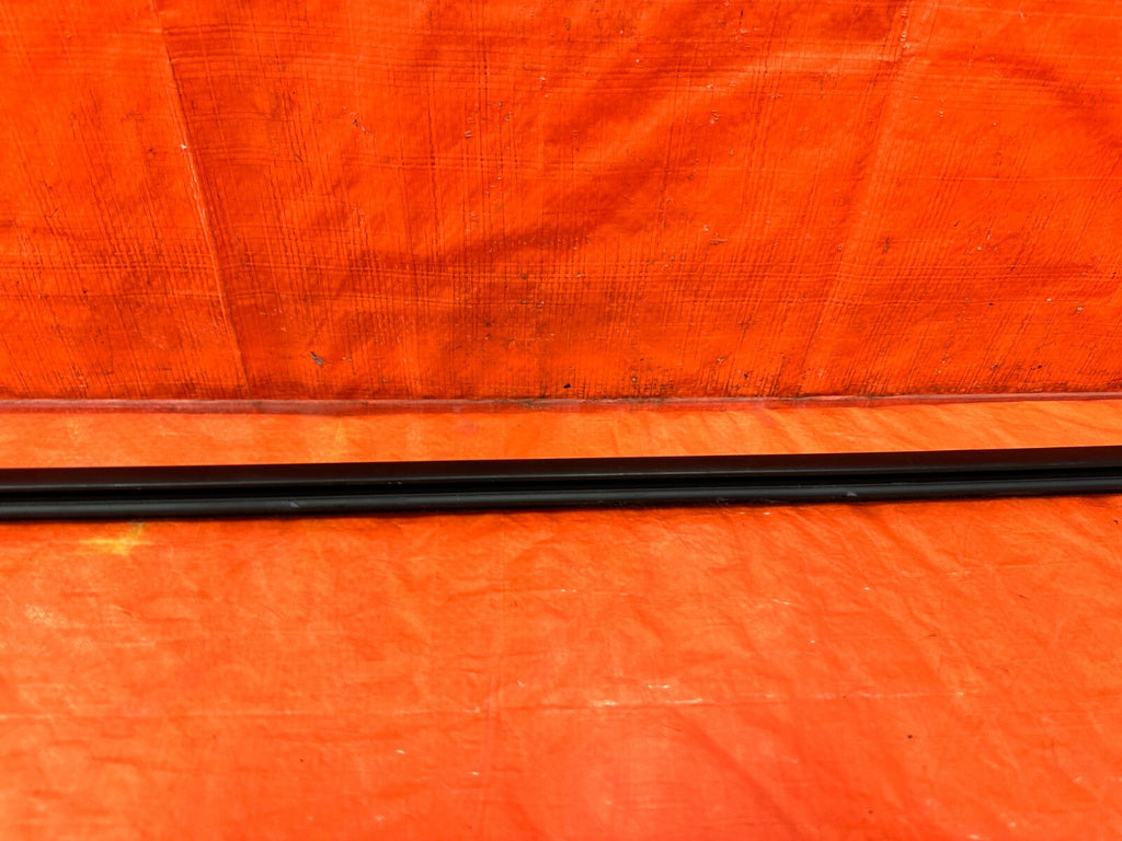 13 20 SUBARU BRZ   PASSENGER RIGHT DRIP RETAINER WINDOW GLASS TRIM   OEM #2922