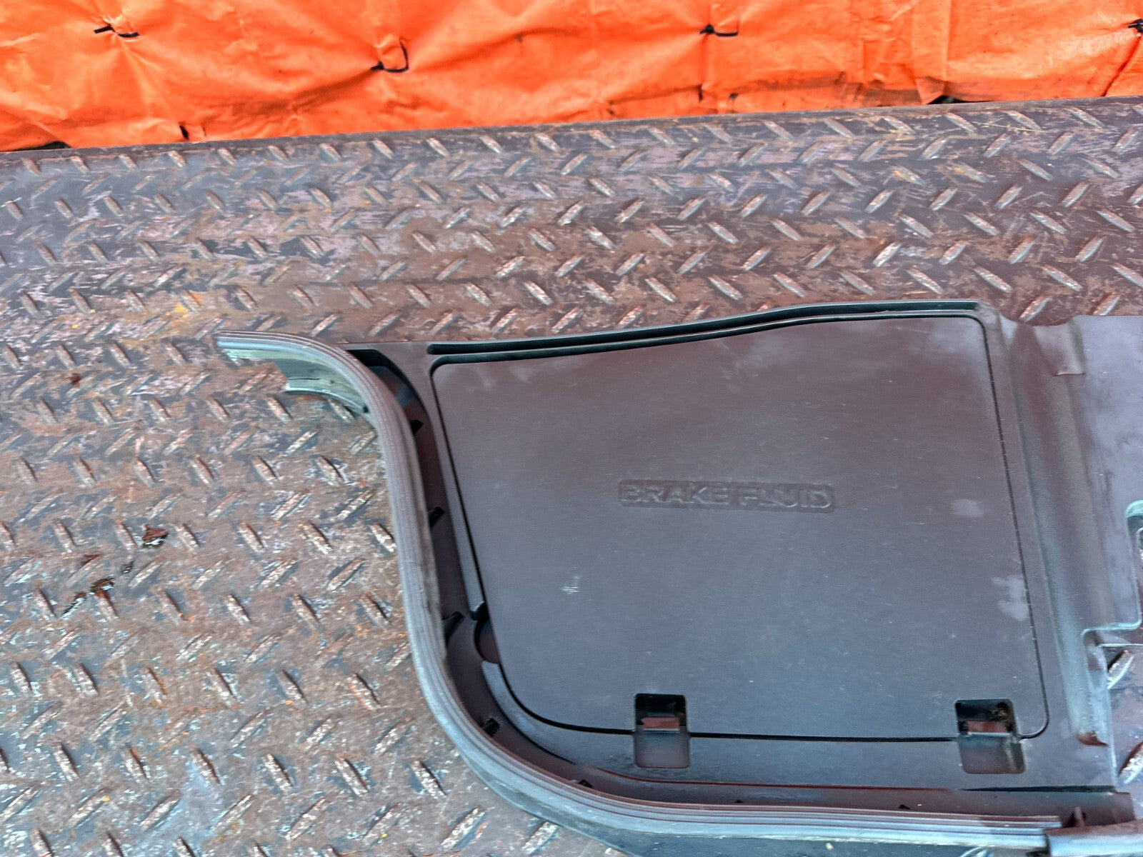 08 15 INFINITI G37 COUPE & CONVERTIBLE   BRAKE FLUID COVER PLASTIC TRIM OEM 2787