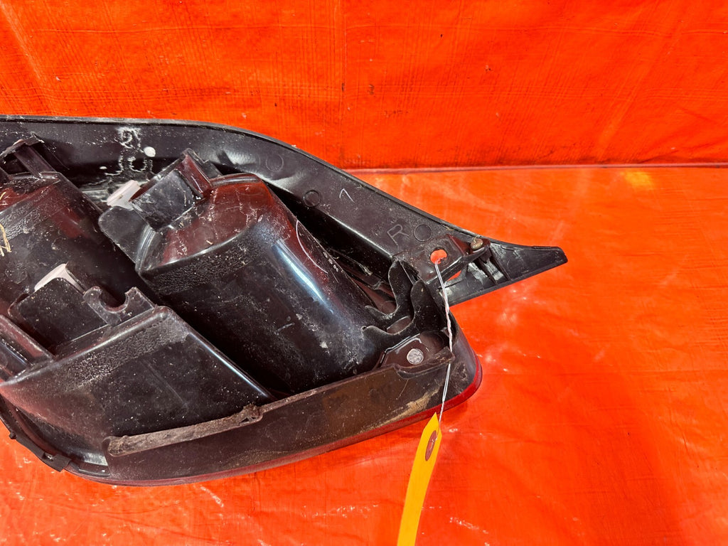 02 05 LEXUS SC430   PASSENGER RIGHT OUTER QUARTER PANEL TAIL LIGHT LAMP OEM #2886