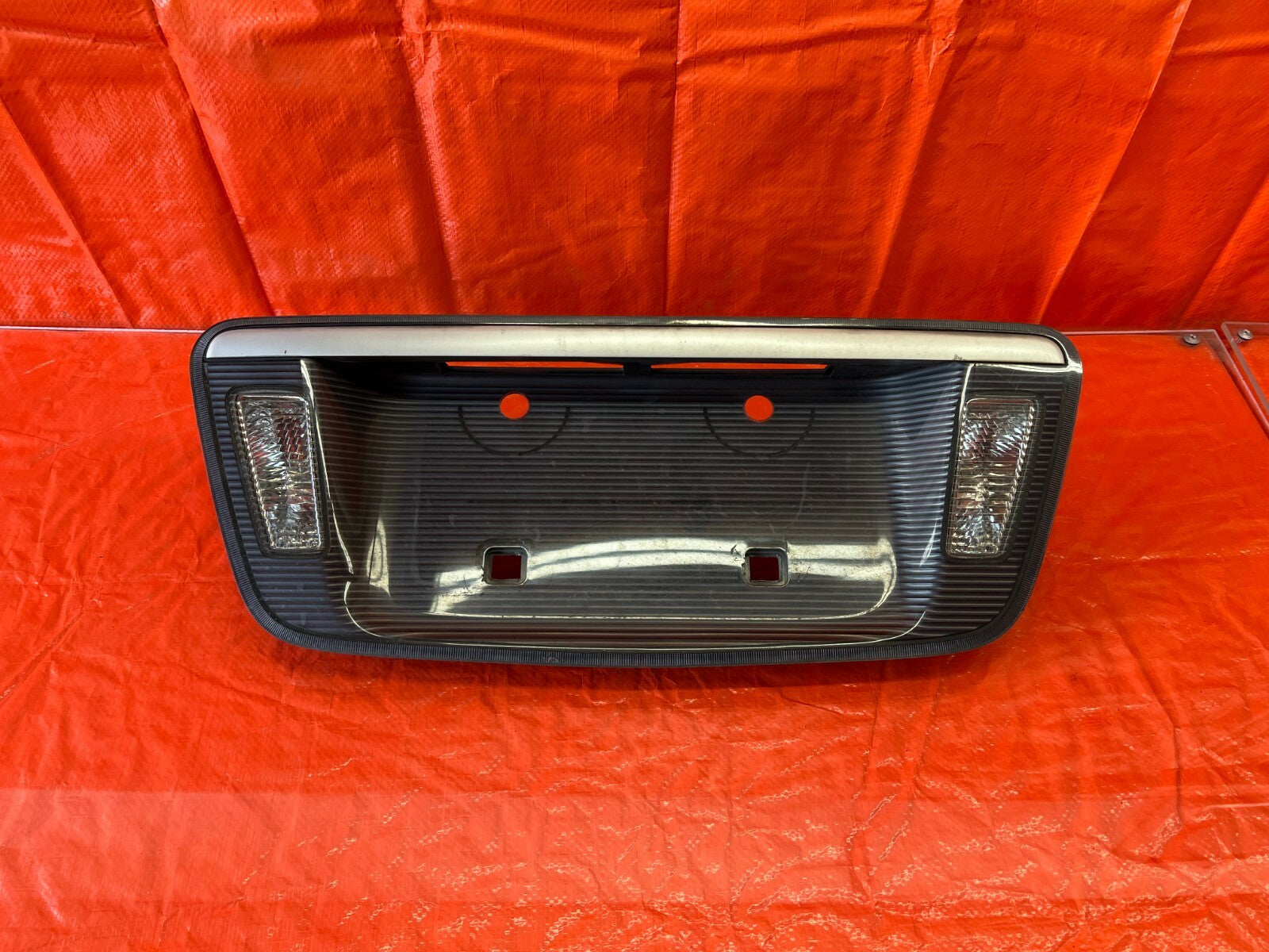04 06 ACURA TL   REAR TRUNK LID LICENSE PLATE HOLDER TRIM W/ LIGHTS   OEM #1070