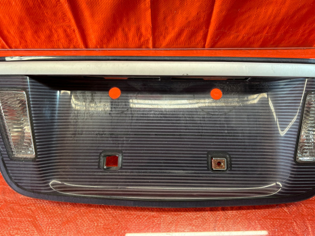 04 06 ACURA TL   REAR TRUNK LID LICENSE PLATE HOLDER TRIM W/ LIGHTS   OEM #1085