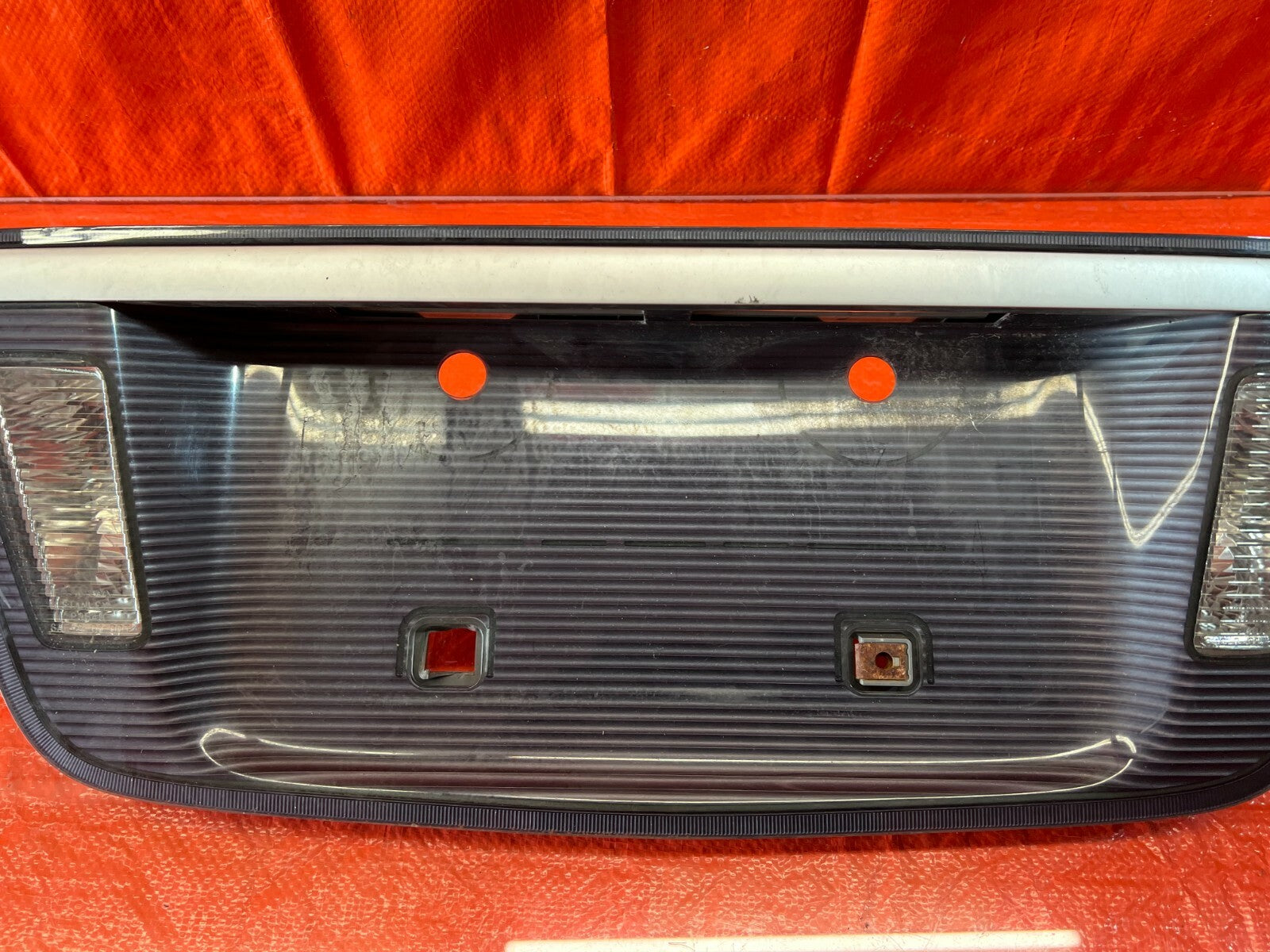 04 06 ACURA TL   REAR TRUNK LID LICENSE PLATE HOLDER TRIM W/ LIGHTS   OEM #1085