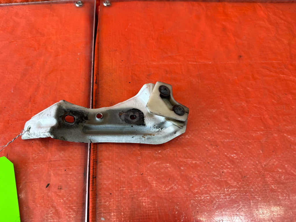 88 91 HONDA CRX   PASSENGER RIGHT METAL FENDER MOUNTING BRACKET RBACE   OEM #2432
