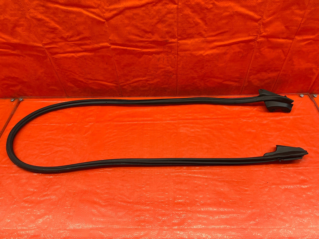 08 15 INFINITI G37 & Q60   RIGHT DOOR   LOWER WEATHER STRIP SEAL OEM #2075