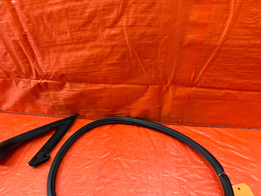 10 16 HYUNDAI GENESIS COUPE RIGHT LOWER DOOR WEATHER STRIP RUBBER SEAL 2197
