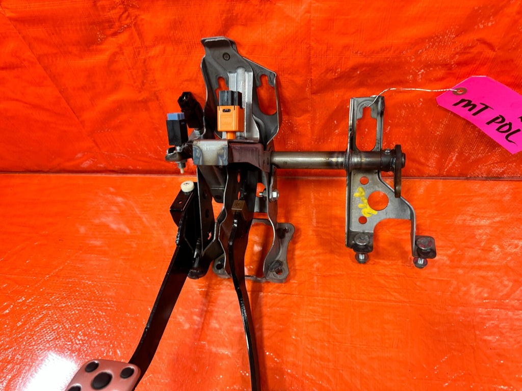 15 21 SUBARU WRX & STI   PEDAL SET   BRAKE & CLUTCH PEDALS   OEM 2666