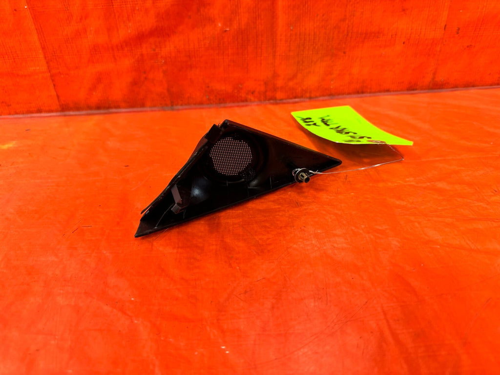 02 05 LEXUS SC430   PASSENGER RIGHT TWEETER SPEAKER TRIM ONLY THE TRIM OEM 2885