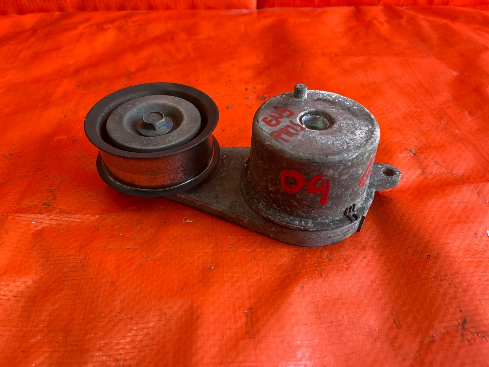 08 10 INFINITI G37 SPORT S COUPE VQ37VHR   IDLER PULLEY W/ BRACKET   OEM FACTORY2