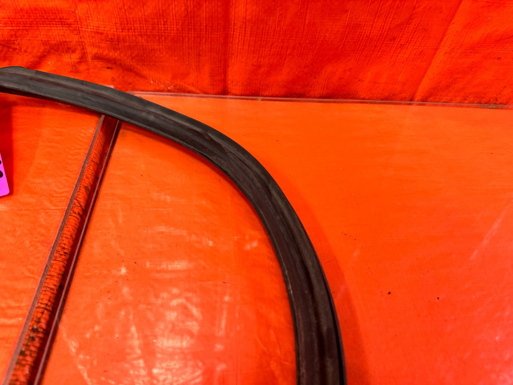 08 14 SUBARU IMPREZA WRX WAGON   DRIVER LEFT FRONT DOOR WEATHER STRIP GASKET 2832