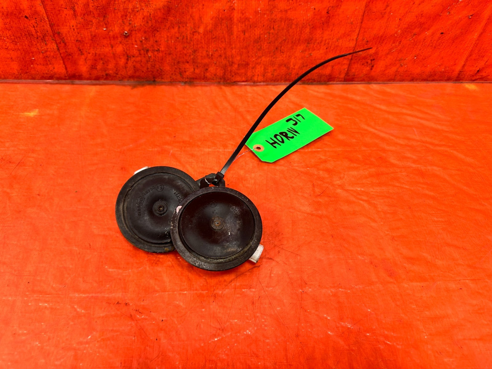 90 91 HONDA CIVIC HATCHBACK   HORN SET / HIGH AND LOW NOTE HORNS   OEM 3170