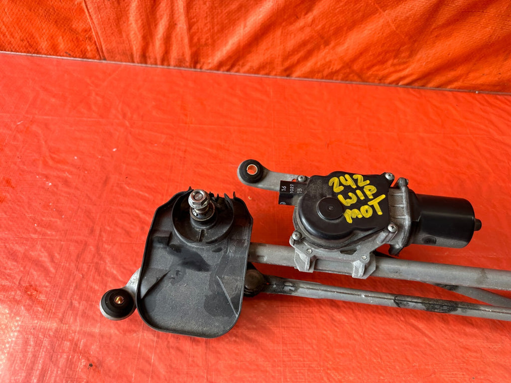 14 20 INFINITI Q50 & 17 20 Q60   WINDSHIELD WIPER MOTOR W/ LINKAGE   OEM #2425