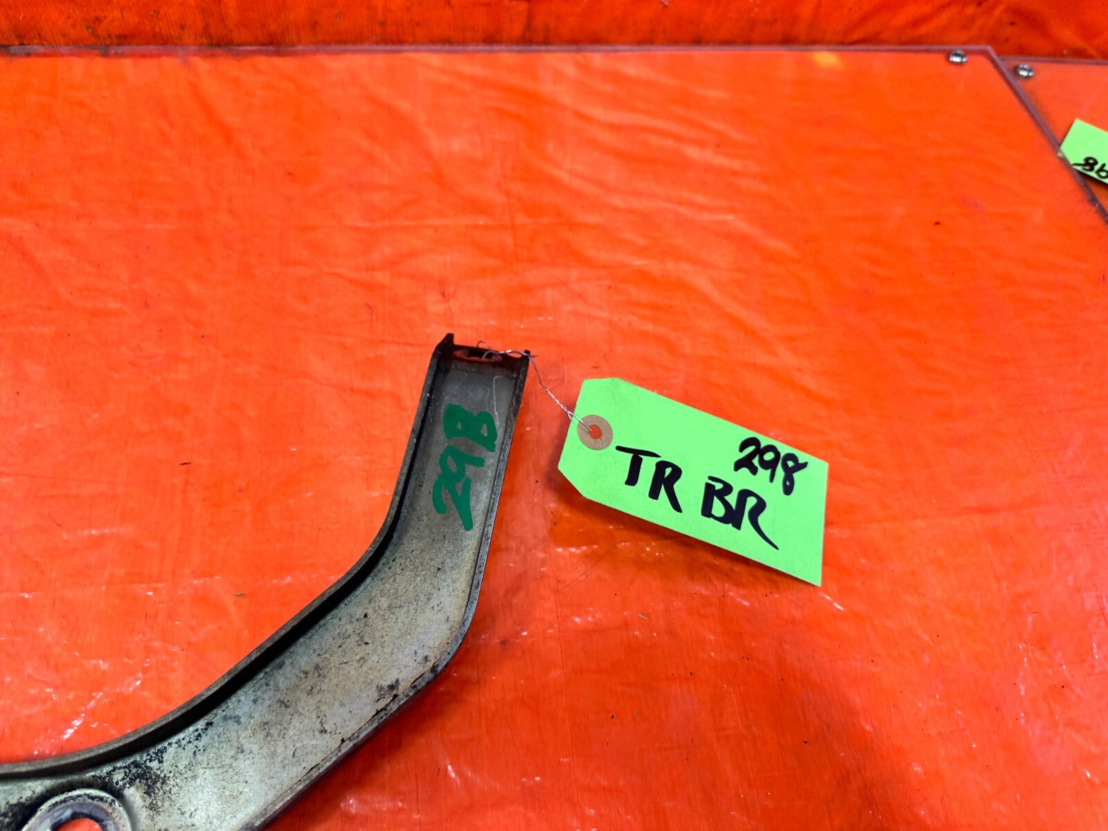 03 07 INFINITI G35 COUPE   EXHAUST MANIFOLD HEADER MOUNTING BRACKET   OEM 2981