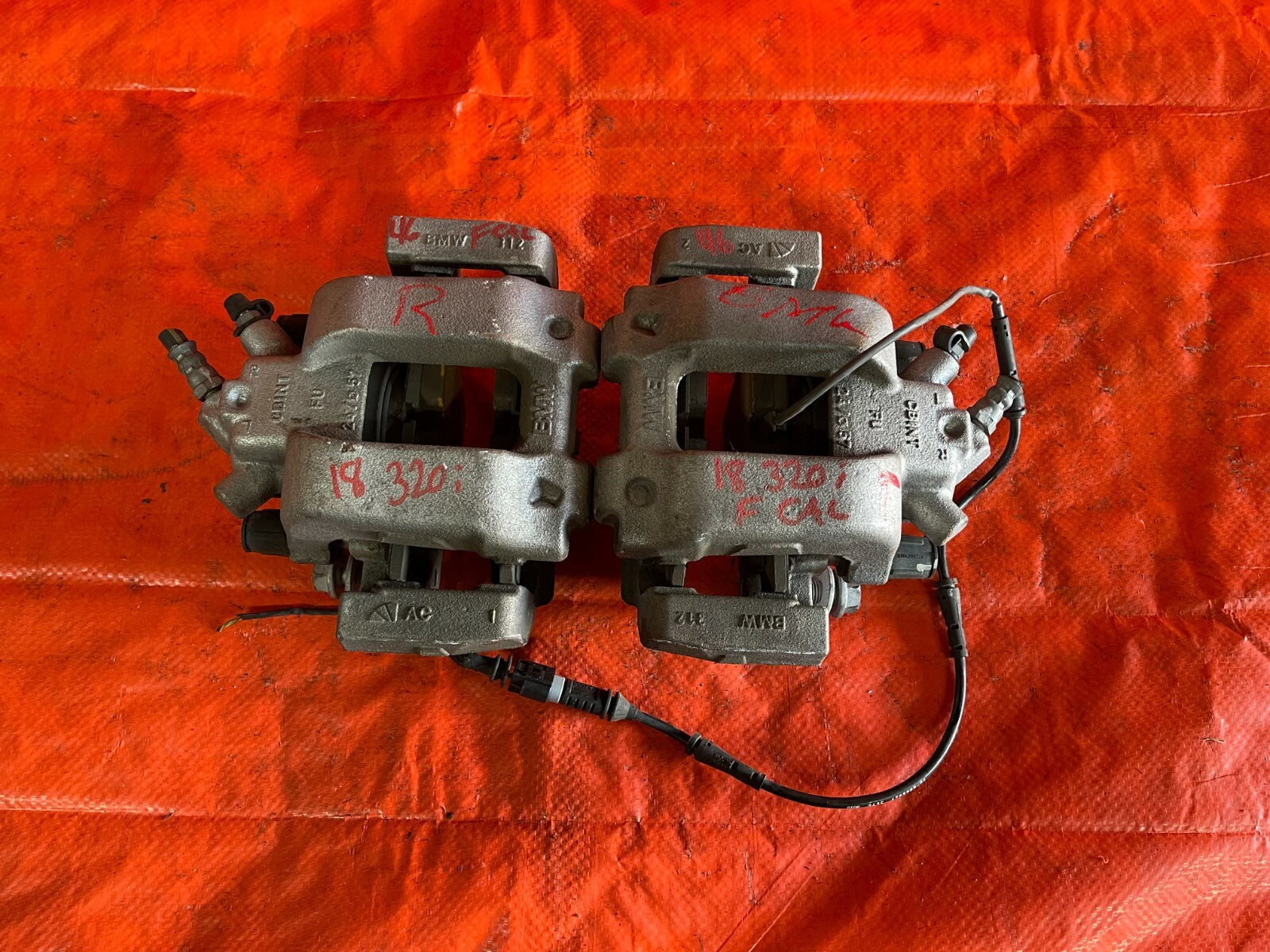12 18 BMW 320i   BASE / NON SPORT MODEL   FRONT BRAKE CALIPER SET   LEFT RIGHT 0