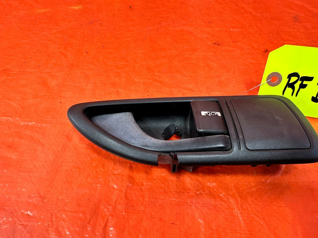 96 97 HONDA DEL SOL   ALL BLACK   PASSENGER RIGHT   INTERIOR DOOR HANDLE 2952