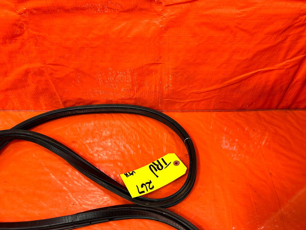 90 97 MAZDA MX 5 MIATA   REAR TRUNK WEATHER STRIP GASKET SEAL   OEM #2675