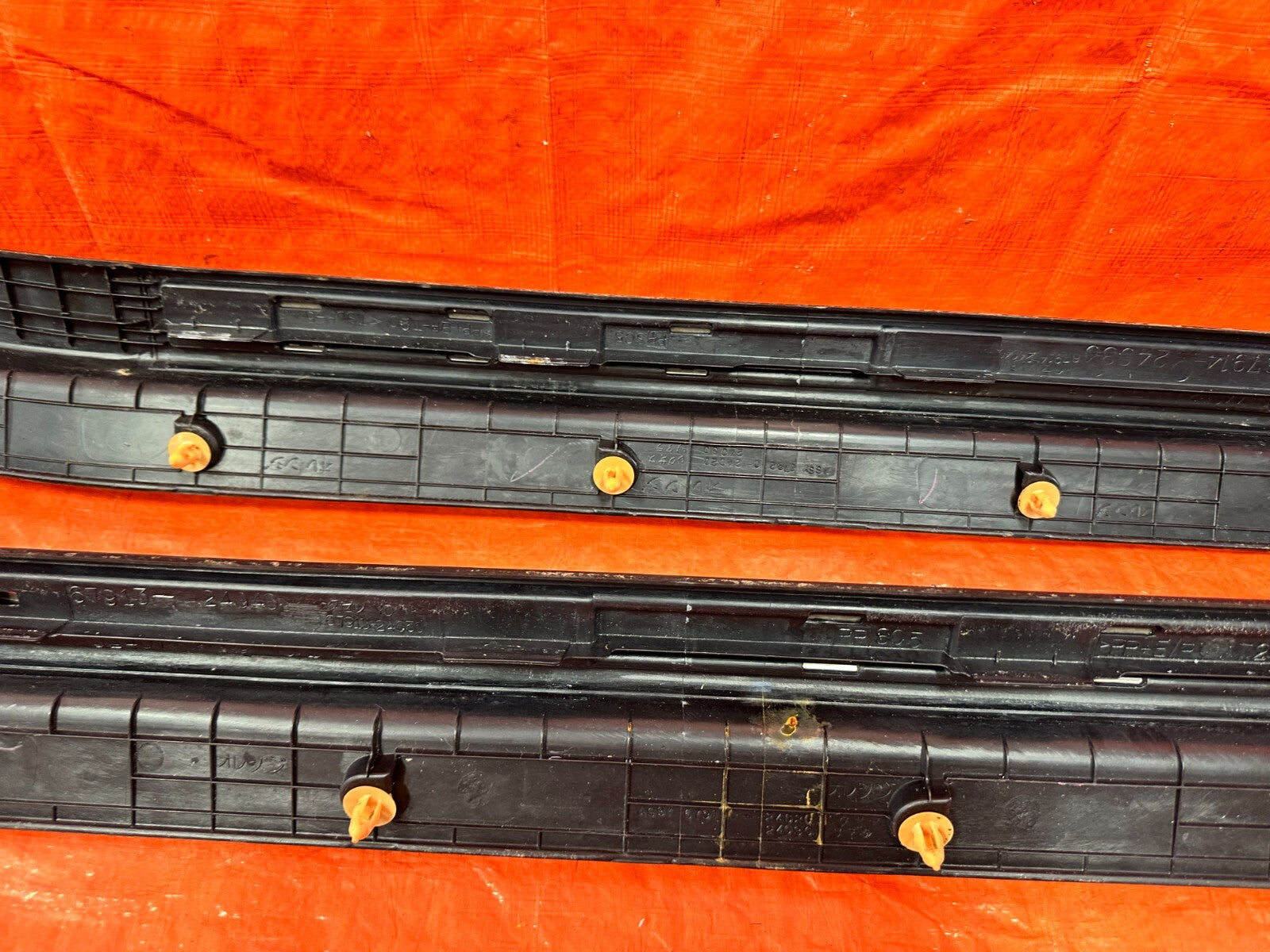02 05 LEXUS SC430   LEFT AND RIGHT FLOOR PILLARS SCUFF PLATE SET   BLACK OEM 2888