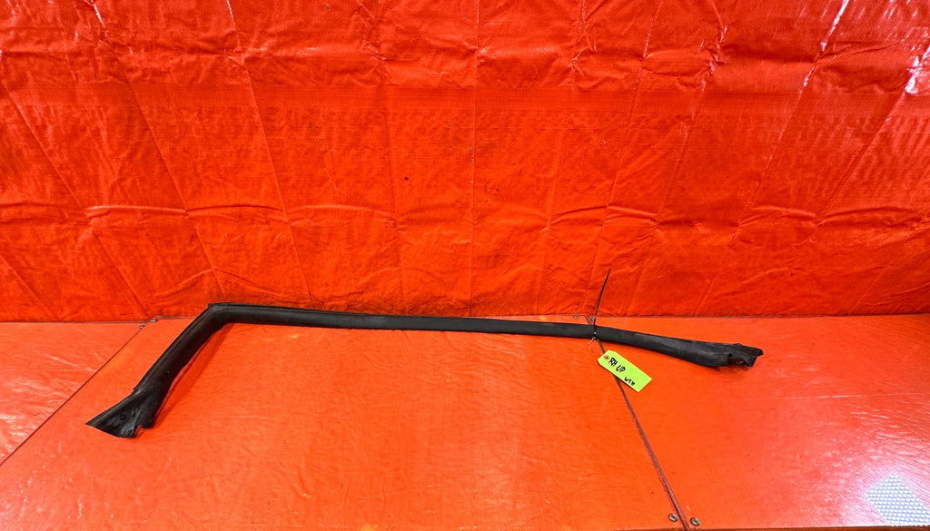 10 16 HYUNDAI GENESIS COUPE   RIGHT DOOR UPPER WEATHER STRIP SEAL OEM #2990