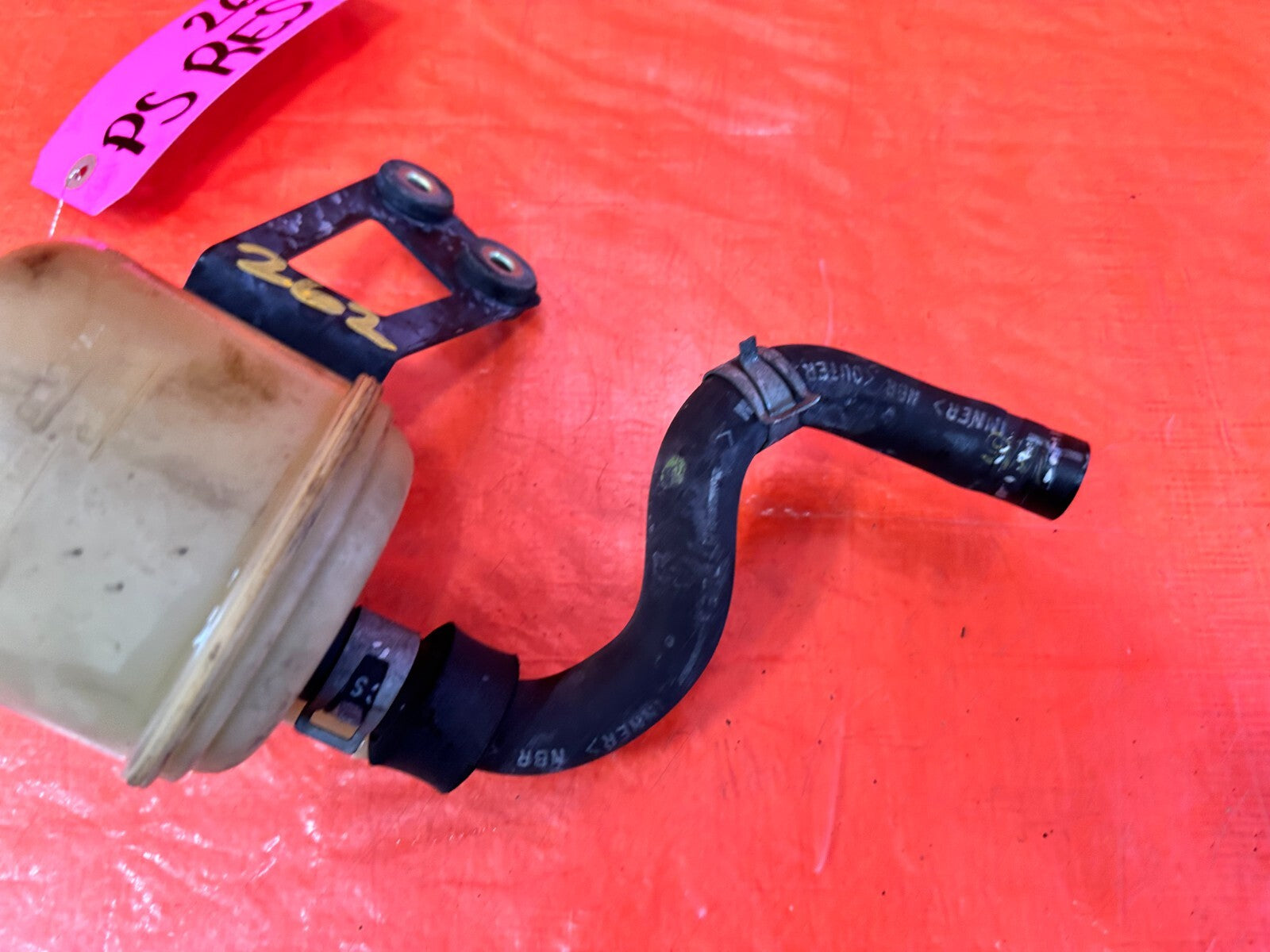 03 07 NISSAN 350Z   POWER STEERING RESERVOIR TANK BOTTLE   W/ LINE & BRACKET OEM5