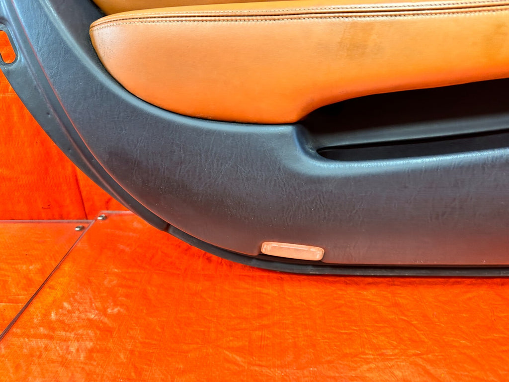 02 05 LEXUS SC430   DRIVER LEFT DOOR PANEL   BLACK N PEANUT BUTTER OEM 2889