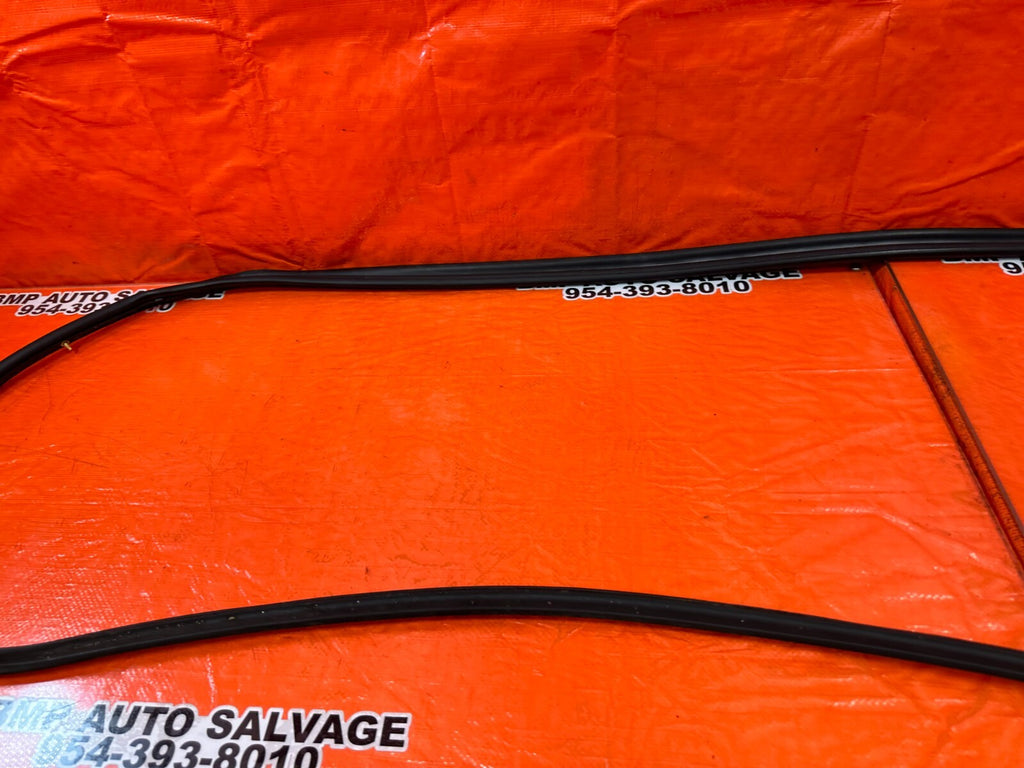 02 05 HONDA CIVIC SI EP3 HATCH   RIGHT   DOOR WEATHER STRIP TRIM SEAL GASKET 2587